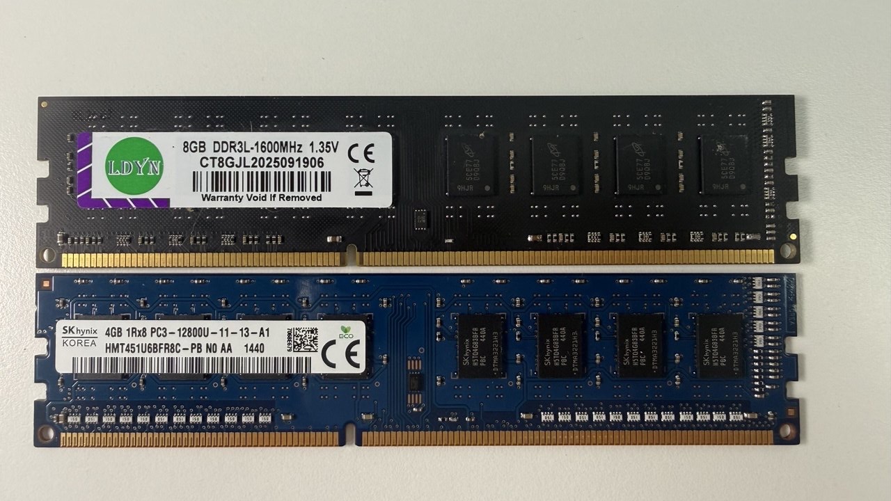 Top: the Chinese stick from AliExpress. Bottom: the SK hynix the PC came with