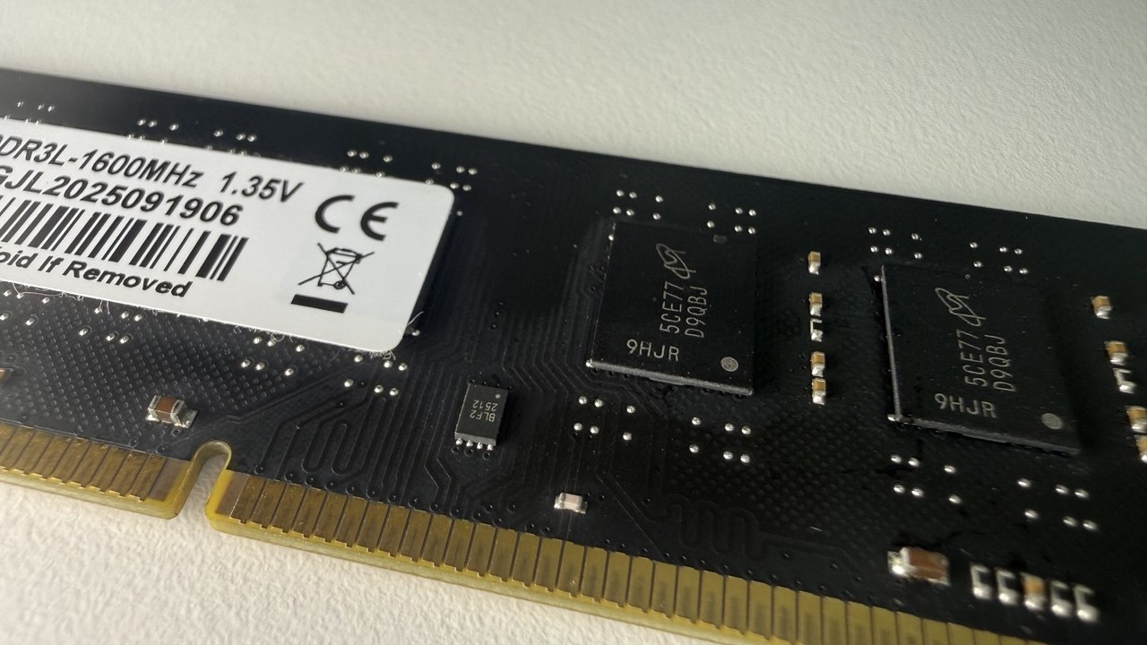 Memory chips and, next to them, the small SPD chip — that I2C EEPROM